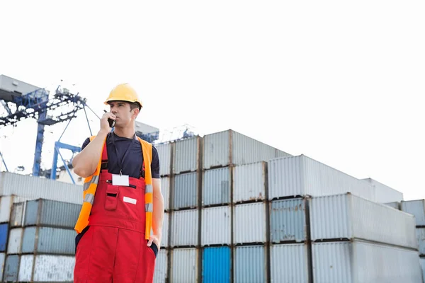 Trabalhador masculino usando walkie-talkie — Fotografia de Stock