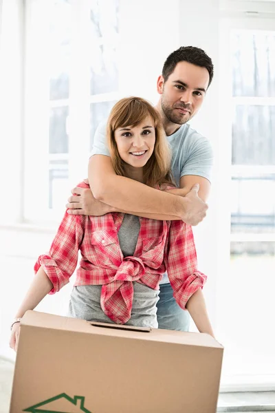 Man omhelst vrouw in nieuwe huis — Stockfoto