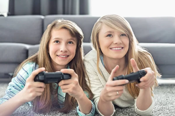 Sisters playing video games — Stock Photo, Image