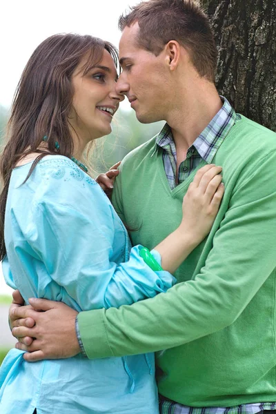 Pareja feliz por árbol —  Fotos de Stock