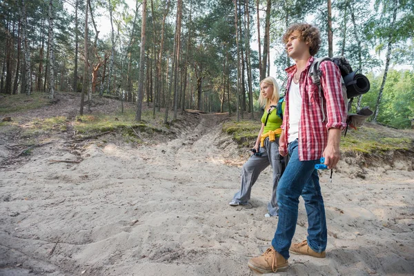 Couple walking in forest — Stock Photo, Image