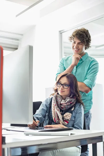 Businesspeople using desktop computer — Stock Photo, Image