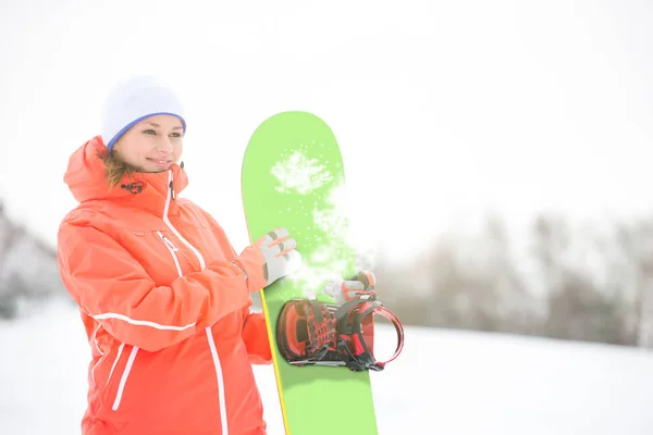 Vrouw bedrijf snowboard — Stockfoto