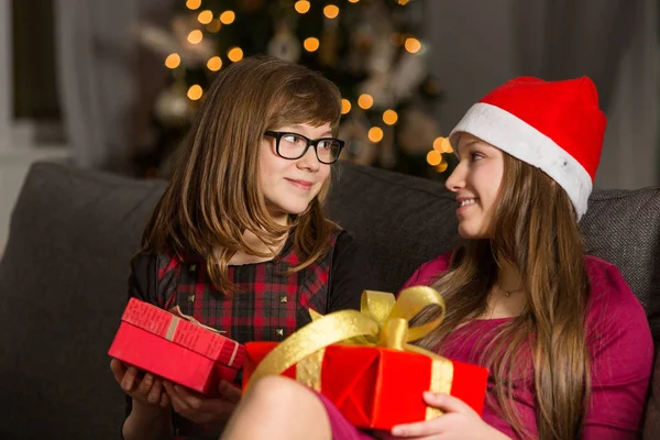 Сестры с рождественскими подарками — стоковое фото