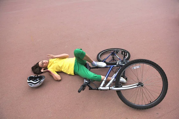 Žena zraněn při jízdě na kole — Stock fotografie