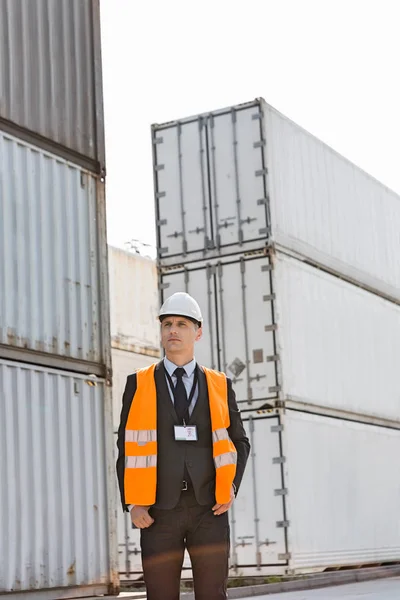 Mann steht auf Werft — Stockfoto