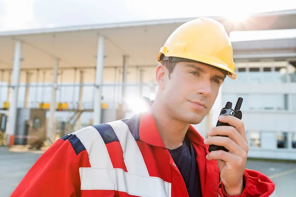 Mannelijke werknemer met behulp van walkie-talkie — Stockfoto