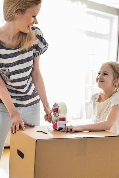 Moeder en dochter verpakking kartonnen doos — Stockfoto
