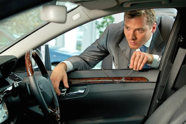 Man looking at new car — Stock Photo, Image