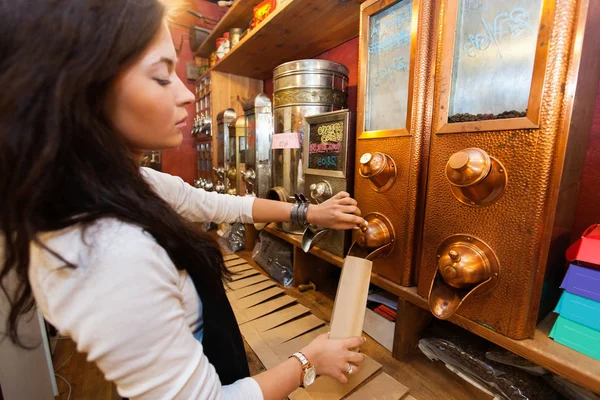 Vendedor dispensando grãos de café — Fotografia de Stock