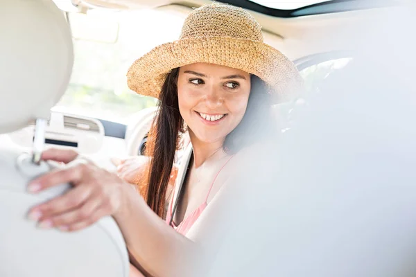 Mujer feliz conduciendo coche — Foto de Stock