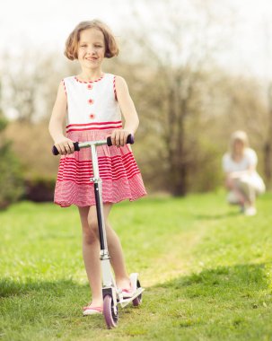 genç kız sürme scooter 