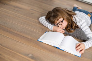 Genç kız okurken uyku