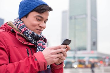 Cep telefonu kullanan adam gülümseyen
