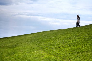 Birbirine bakan bir çift.