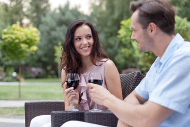 Sevgi dolu iki kadeh kırmızı şarap