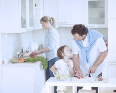 Baba ve kız sağlıklı yemek hazırlama