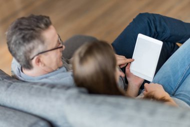 Baba ve kızı dijital tablet kullanma 