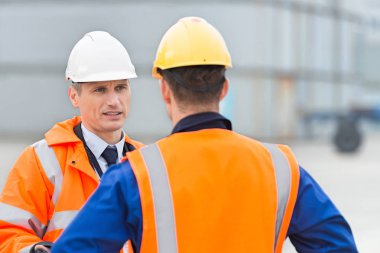 İşçiler nakliye bahçesinde