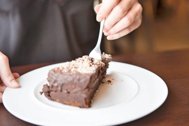 Çikolatalı pasta kesme el