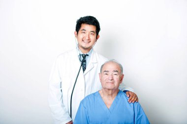 Asyalı doktor üst düzey hasta ile