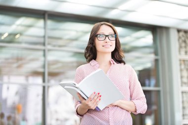 Kadın holding kitap gülümseyen