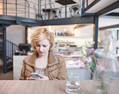 Kadın kısa mesaj okuyor