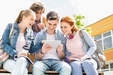 Dijital tablet kullanan öğrenciler 