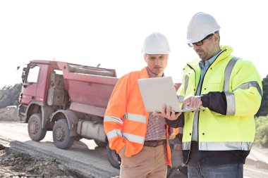 İnşaat alanında dizüstü kullanarak mühendisleri