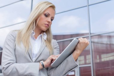 Dijital tablet kullanan iş kadını 