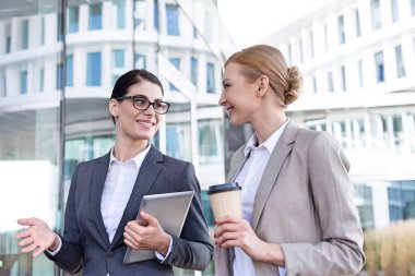 Tablet Pc ile mutlu iş kadınları