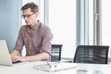 Dizüstü bilgisayar kullanan iş adamı 