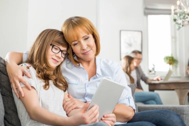 Anne ve kızı dijital tablet kullanma