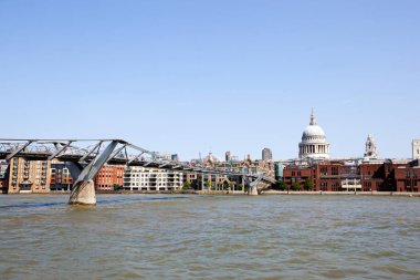 Londra 'daki Milenyum Köprüsü