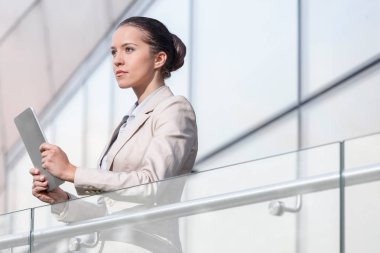 Sayısal tablet tutan iş kadını 