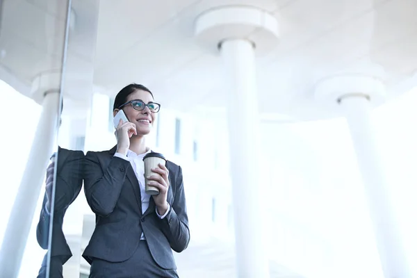 Mujer de negocios usando el teléfono celular — Foto de Stock