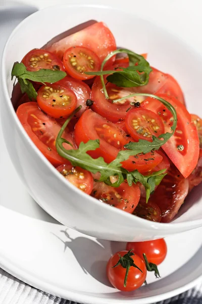 Skivade tomater med ruccola — Stockfoto