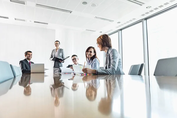 Empresários na Sala de Conferências — Fotografia de Stock