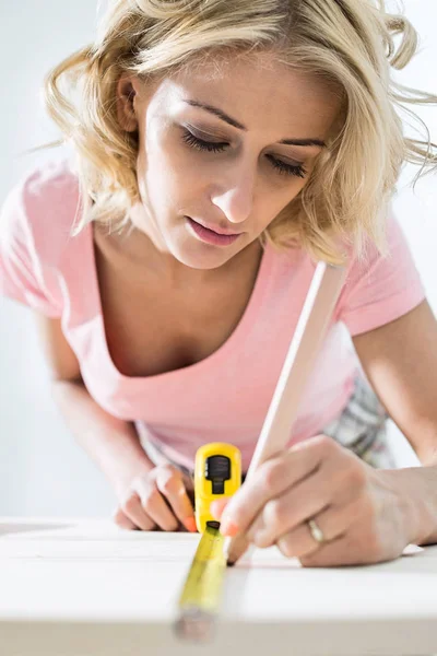 Hermosa mujer marcando mesa — Foto de Stock