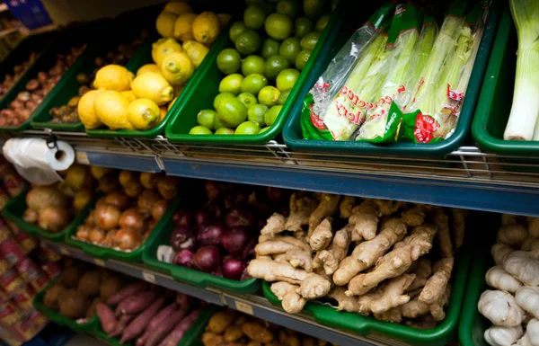 Olika grönsaker i livsmedelsbutik — Stockfoto