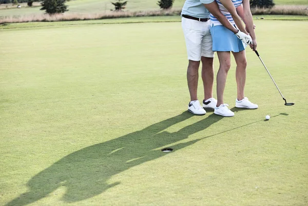 Couple playing golf — Stock Photo, Image