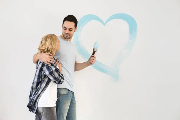 Casal com coração pintado na parede — Fotografia de Stock