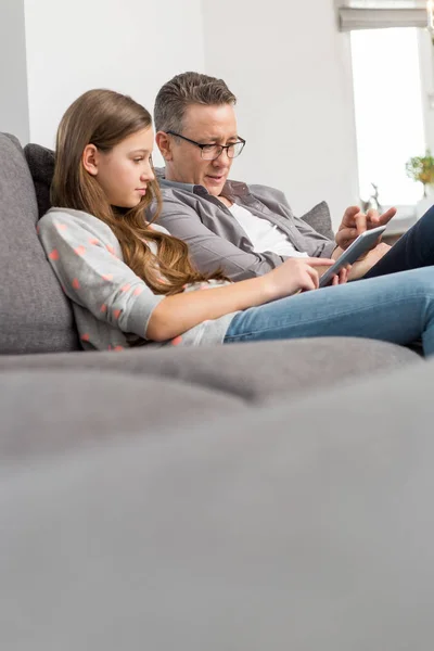 Far och dotter med digital tablet — Stockfoto