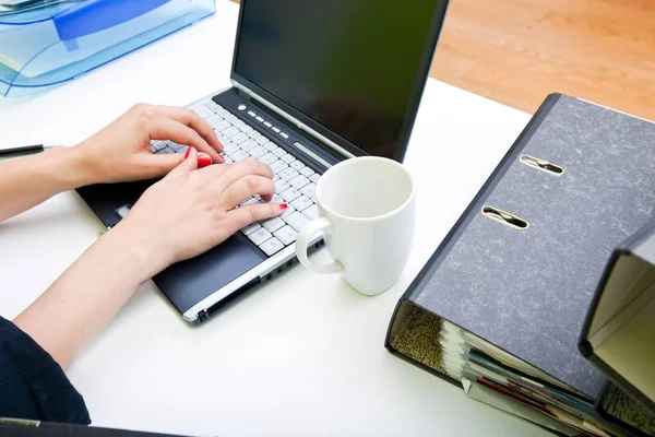 Vrouw typen op lapto — Stockfoto