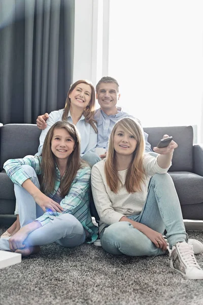 Mutlu bir aile TV seyretmek — Stok fotoğraf