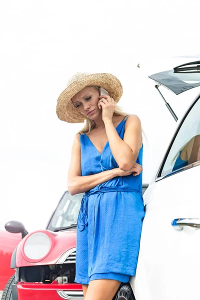 Woman by broken down cars — Stock Photo, Image