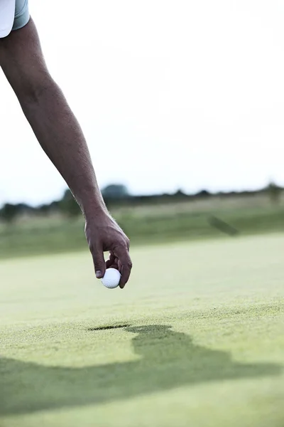 Mano sosteniendo pelota de golf — Foto de Stock