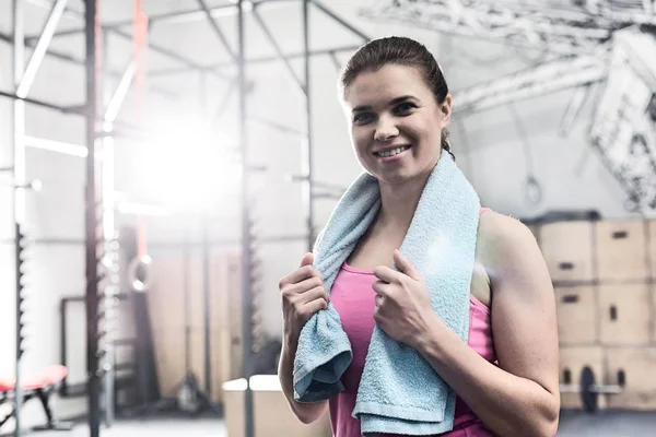 Lycklig kvinna i crossfit gym — Stockfoto