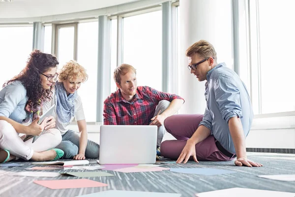 Företagare med laptop — Stockfoto