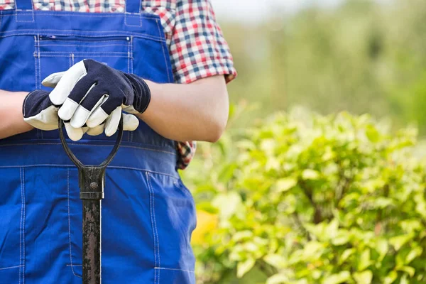 Jardinero sosteniendo pala — Foto de Stock